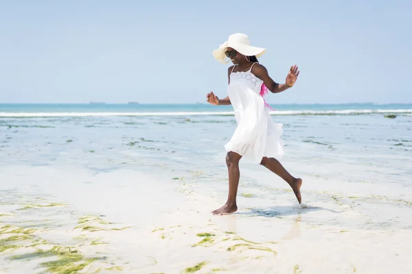 Молода чорношкіра американка на тропічному пляжі. — стокове фото