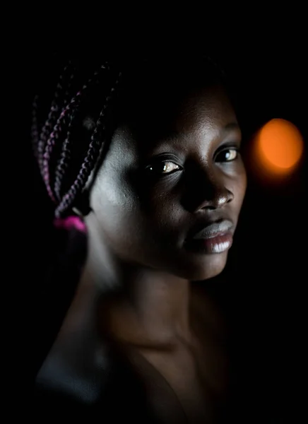 หนุ่ม สีดํา แอฟริกัน อเมริกัน ผู้หญิง ภาพวาดในร่ม รูปภาพสต็อก