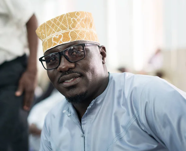 Black Muslim adult man praying inside mosque on Friday prayer — Stock Photo, Image