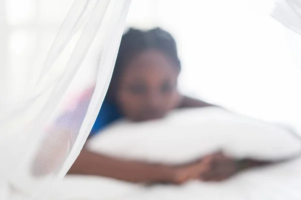 Νεαρό όμορφο μαύρο κορίτσι ξυπνά στο κρεβάτι υπνοδωμάτιο — Φωτογραφία Αρχείου