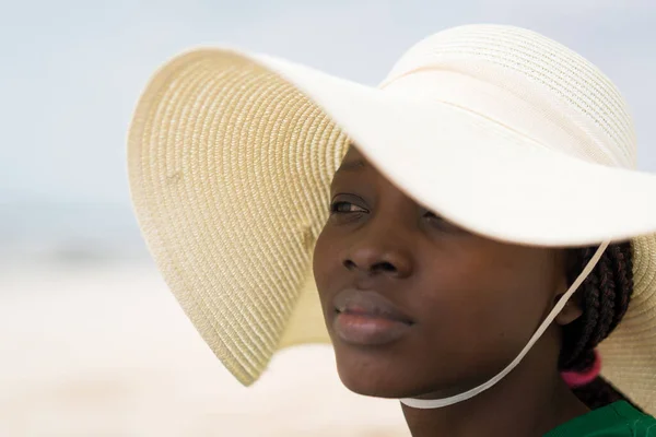 在海滩沙滩上美丽的非洲裔美国女孩 — 图库照片
