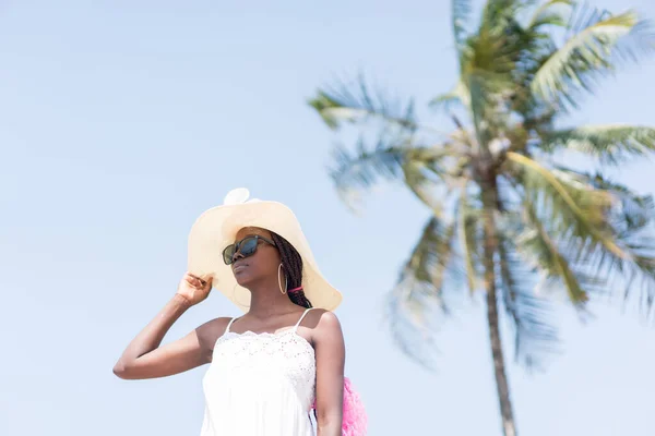 Mooie jonge zwarte Afro-Amerikaanse vrouw op tropisch strand — Stockfoto