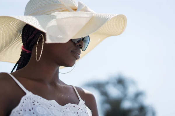 Linda jovem negra afro-americana na praia tropical — Fotografia de Stock