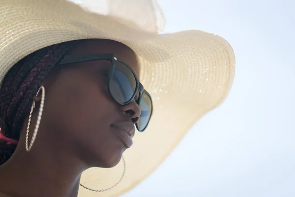 Mooie jonge zwarte Afro-Amerikaanse vrouw op tropisch strand Stockfoto