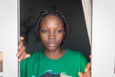 Genç siyahi Afrikalı Amerikalı kadın portresi