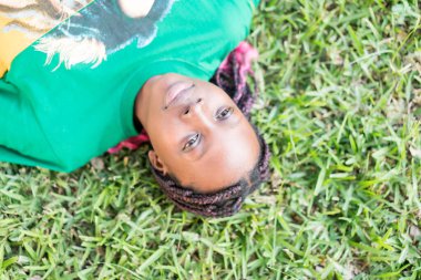 Yaz otlağı portresindeki sevimli mutlu siyah kız.