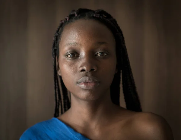室内年轻的非洲裔美国妇女肖像 — 图库照片