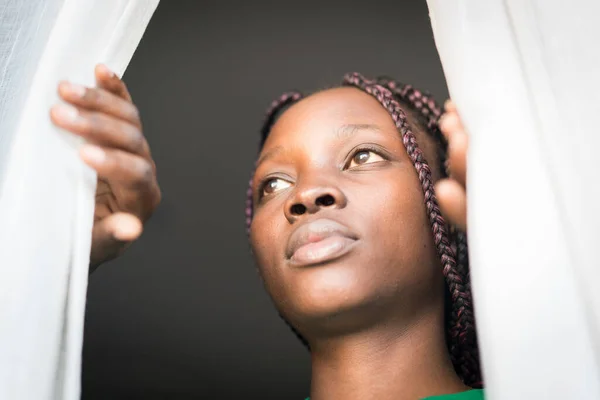Jonge zwarte Afro-Amerikaanse vrouw portret binnen — Stockfoto