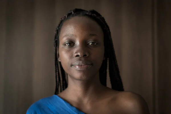 Портрет молодой афроамериканки в помещении — стоковое фото