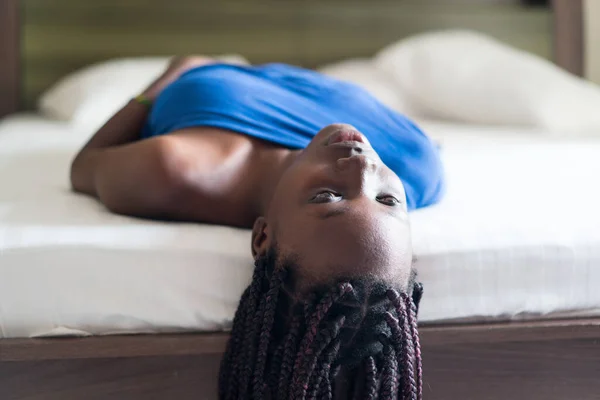 Jovem bela menina negra despertando na cama do quarto — Fotografia de Stock