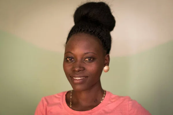 Mladý upřímný černošky africký žena portrét uvnitř — Stock fotografie