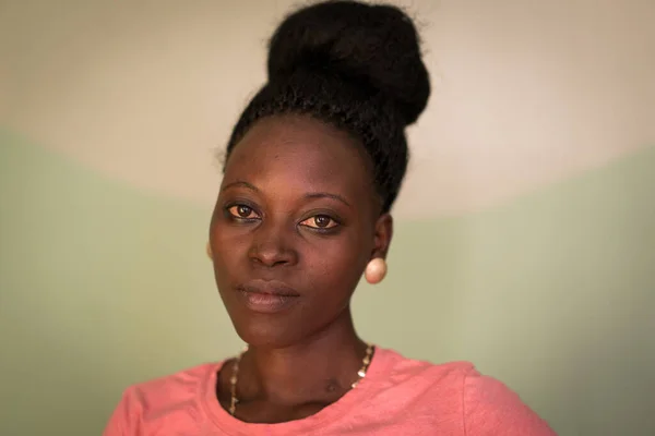 Fiatal őszinte fekete afrikai nő portré beltérben — Stock Fotó