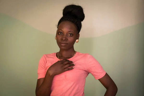 年轻而坦率的非洲黑人妇女肖像画 — 图库照片