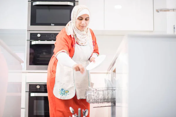 Moslim traditionele vrouw schoonmaken in de keuken — Stockfoto