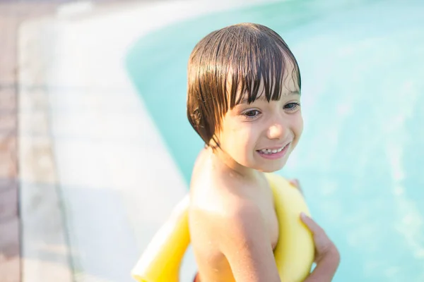 Ragazzo bambino spruzzi in piscina divertendosi attività ricreative — Foto Stock