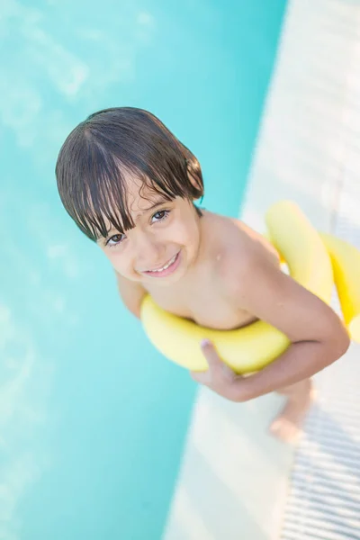 Young boy kid child splashing in swimming pool having fun leisure activity — Stock Photo, Image