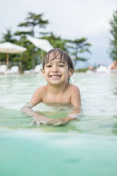 Ung pojke barn stänk i poolen ha kul fritidsaktiviteter — Stockfoto