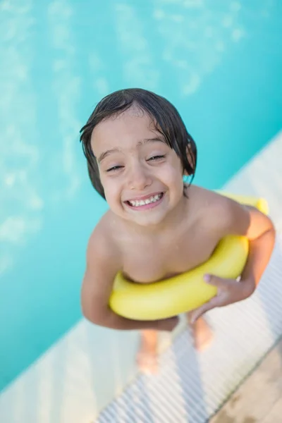 Młody chłopiec dziecko pluskać w basen mając zabawy rekreacji — Zdjęcie stockowe