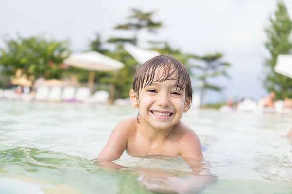 Ung pojke barn stänk i poolen ha kul fritidsaktiviteter — Stockfoto