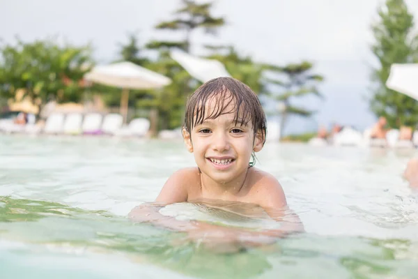 Niño pequeño niño chapoteando en la piscina divertirse actividad de ocio —  Fotos de Stock