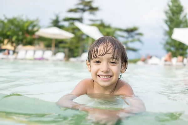 Fiatal fiú gyerek gyermek fröccsenő medence szórakozás szabadidős tevékenység — Stock Fotó