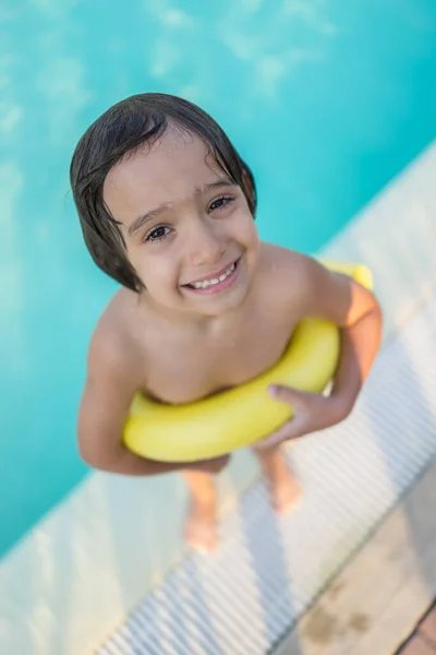 楽しいレジャー活動を持っているスイミングプールで水しぶき若い男の子子供 — ストック写真