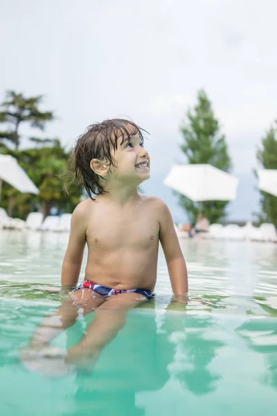 Ung pojke barn stänk i poolen ha kul fritidsaktiviteter — Stockfoto