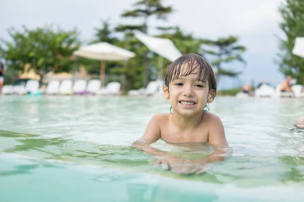 Маленький мальчик ребенок брызги в бассейне весело досуга — стоковое фото