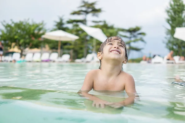 Junge Kind planscht im Schwimmbad und hat Spaß an Freizeitaktivität — Stockfoto