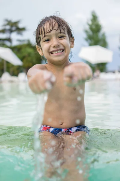 Menino menino criança salpicando na piscina tendo diversão atividade de lazer — Fotografia de Stock