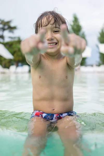 Ung pojke barn stänk i poolen ha kul fritidsaktiviteter — Stockfoto