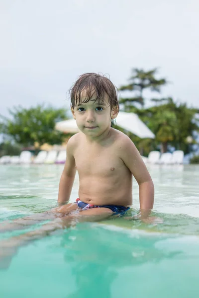 Mladý chlapec dítě stříkající v bazénu baví volnočasové aktivity Stock Fotografie