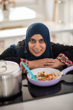 Müslüman geleneksel kadın mutfakta çalışıyor