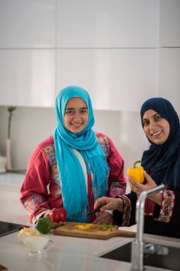 Müslüman geleneksel kadın mutfakta çalışıyor