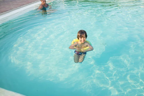 Młody chłopiec dziecko pluskać w basen mając zabawy rekreacji — Zdjęcie stockowe