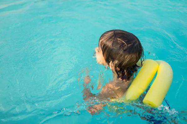 Young boy kid child splashing in swimming pool having fun leisure activity — Stock Photo, Image