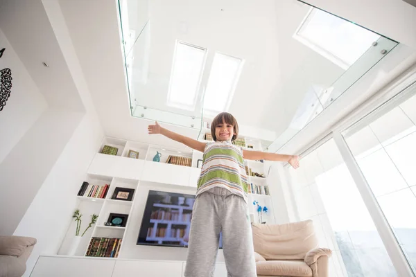 Ευτυχισμένο παιδί στο σπίτι με τα χέρια ψηλά — Φωτογραφία Αρχείου