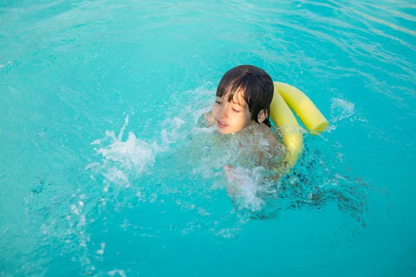 Menino menino criança salpicando na piscina tendo diversão atividade de lazer — Fotografia de Stock