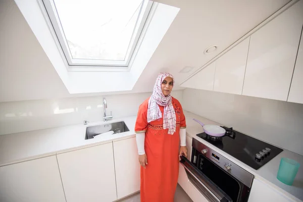 Mujer musulmana tradicional usando estufa —  Fotos de Stock