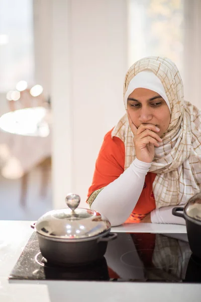 Αραβική όμορφη νοικοκυρά κάνει ένα γεύμα στην κουζίνα — Φωτογραφία Αρχείου