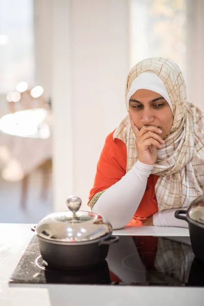 Árabe hermosa ama de casa haciendo un almuerzo en la cocina — Foto de Stock