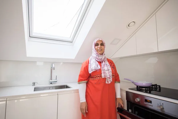 Moslim traditionele vrouw met kachel, op zoek naar camera — Stockfoto