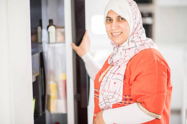 Musulmana árabe tradicional mujer en cocina preparación de alimentos para el almuerzo —  Fotos de Stock