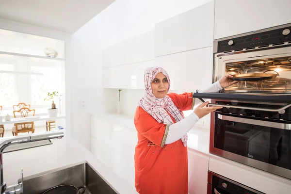 Muzułmańska tradycyjna kobieta używająca kuchenki — Zdjęcie stockowe
