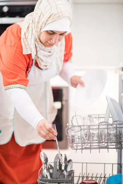 Moslim traditionele vrouw schoonmaken in de keuken — Stockfoto