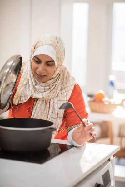 Árabe hermosa ama de casa haciendo un almuerzo en la cocina — Foto de Stock