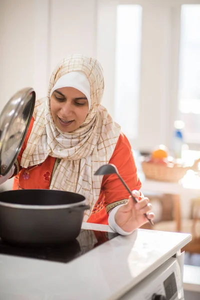 Árabe hermosa ama de casa haciendo un almuerzo en la cocina —  Fotos de Stock