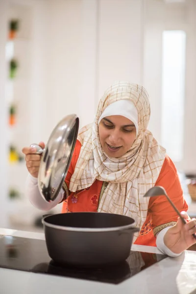 Arabe belle femme au foyer faire un déjeuner dans la cuisine — Photo