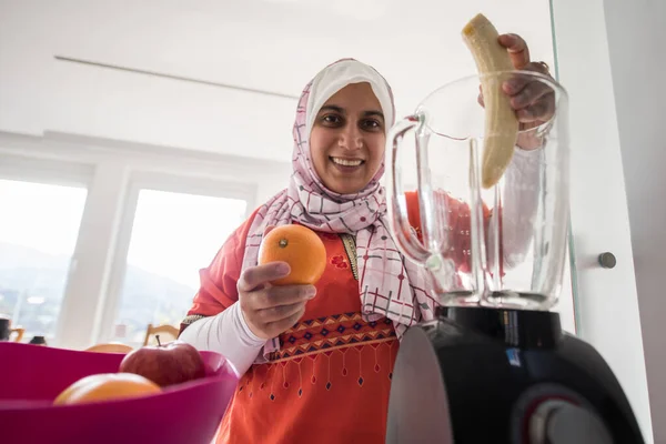 Muslimská tradiční žena úklid v kuchyni — Stock fotografie