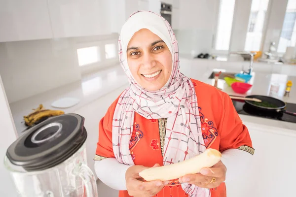 Traditionelle muslimische Frau putzt in Küche — Stockfoto